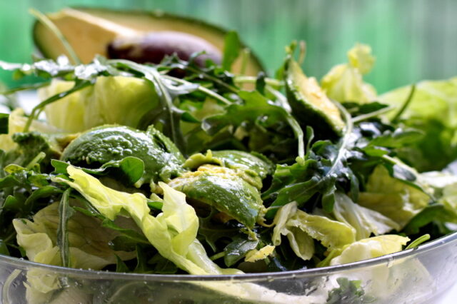 salata verde cu mustar de casa si avocado